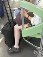 发一张别人吧，地铁上拍的紫色丝