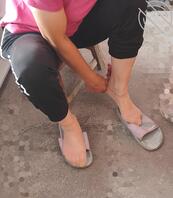 绿母出卖亲妈的臭脚短丝0