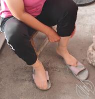 绿母出卖亲妈的臭脚短丝1