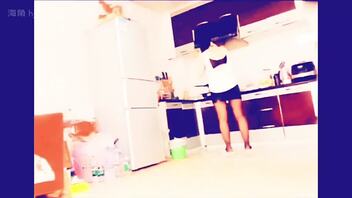 看到老爸在房间打王者，就冲上去把正在打扫。房间的妈妈给强奸了