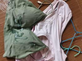 表妹平时洗澡换下来的内衣内裤，捡起来就直接撸射在上面，内裤被射了这么多次1