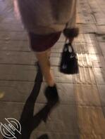 分享-大晚上出来骚的母狗，从小区这个门走到另一个门进小胡同了