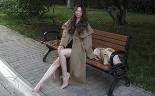 漂亮美女原来也会自慰，发现室友在厕所里自慰了1