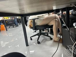 偷同事的内裤打飞机，还顺了一双原味袜子