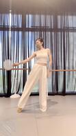 舞蹈生女友现场脱衣服教学