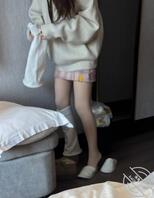 清纯女大,无毛粉嫩小穴夹的太紧了。把肉棒抹上酸奶让她舔。2