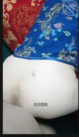 【我和我妈】狂艹穿上旗袍丝袜的老妈，让老妈抬头看着自己的骚逼被儿子草！1