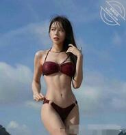 湿漉漉的比基尼，把视觉重心留给泳衣和碧海蓝天1