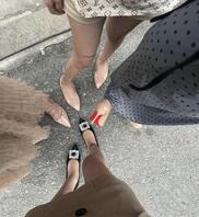 出来吃个饭都穿那么骚出门