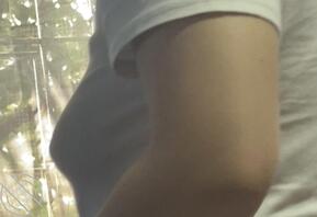 小姨子这个骚逼没穿内衣在客厅走来走去