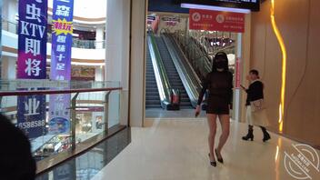 大白天骚逼穿着黑色透明黑纱在商场露出1