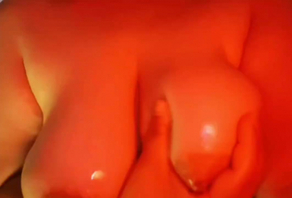 0472大奶少妇精油展示，想要男人羞辱