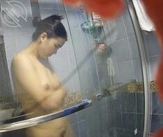 偷拍老婆洗澡对着她打飞机别有味道1