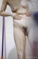 偷拍丈母娘洗澡，有视频不会发0