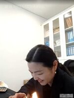 公司财务熟女跟同事聊天后办公室开档肉丝自慰喷水