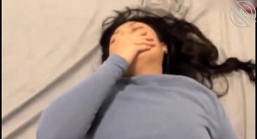 趁爸爸醉酒进房间无套强操妈妈，被操高潮喷尿0