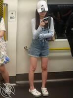 地铁上的女孩2