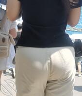 偷拍黑衣服大屁股 这大屁股是真爽啊