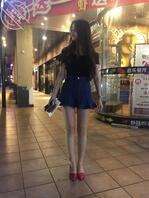 偷拍餐厅偶遇的高跟少妇，一秒看硬了，趁她等车的时候冒险偷拍，有没有喜欢的2