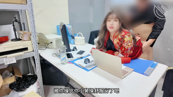 （金币视频）舅妈和小舅打电话边让我舔逼，尿我一嘴2