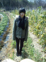 小母狗脱光衣服，展示自己的骚样，谁要带走她的举手