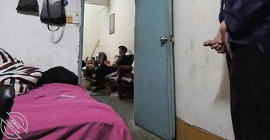 妈妈看电视，我在房间对着她打飞机0