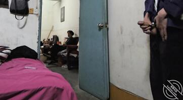 妈妈看电视，我在房间对着她打飞机2