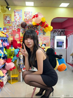 用女儿换装成性感照，给我看硬了