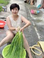 这个娘们很朴实、很能干呀！0