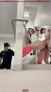 楼梯做爱，保安听见动静上楼撞见，我们逃跑后想起要去拿手机,去拿的时候又撞见了这个人