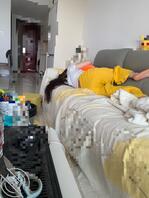 睡着的小姨，直接上去摸她奶，脱她裤子她会怎么反应1