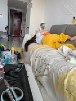 睡着的小姨，直接上去摸她奶，脱她裤子她会怎么反应