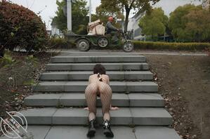 就喜欢把逼露出来----连体丝袜全裸，人前母狗爬行露出。人前、人前、人前1