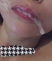 朋友的熟女老婆已经彻底变成我胯下温顺的母狗，每天自愿用舌头给我舔蛋0