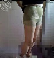 骚妈上厕所，偷拍她的大屁股1