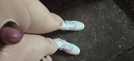 成都小男娘晚上露出，喜欢就来草窝