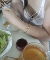 借住在朋友家,喝了酒把朋友的老妈强上,不顾她的反抗还内射了进去……2