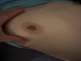 玩弄我老婆的酥胸，嫩奶头