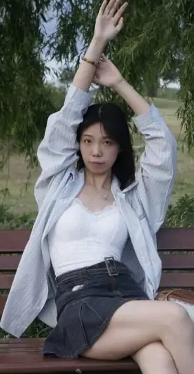 【广东骚货前女友 苏露月 第三弹 骚穴里塞着道具 双腿大开 一边足交一边被玩弄小穴】 苏露月骚穴里塞着道具，双腿大开，男友边操边玩弄，还有足交片段。老司机滑动这些画面，最直接的感受就是真实&mdash;&mdash;普通前女友的私密被完整记录下来，尺度直接拉满。