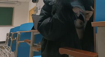 大学生在教室露出