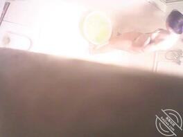 摄像头偷拍人妻洗澡