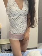 娇妻试穿深V领露乳沟衣服，下午带去商场遛，求评论晚上漏更多2
