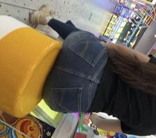 来自牛仔裤的诱惑真想射她屁股上！1