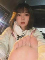 爸爸看着我的脸 对着狱卒丝足脚底足射 好不好 丝袜里都灌满爸爸的精液0