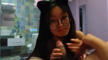 你们城里人真会玩！眼镜妹我好喜欢这套衣服像绑母狗一样