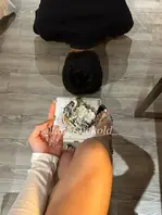  丝袜长腿母狗翘着二郎腿全自动抽插榨精，太会玩屌了，单男输出 老公在地上舔脚0