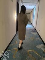 分享教师小女友   走廊风衣露出~1