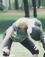 霍思燕这件衣服也太宽松了吧，练个瑜伽都快要走光了，是故意的吧