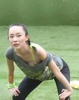 霍思燕这件衣服也太宽松了吧，练个瑜伽都快要走光了，是故意的吧2