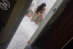 偷拍女技师上厕所